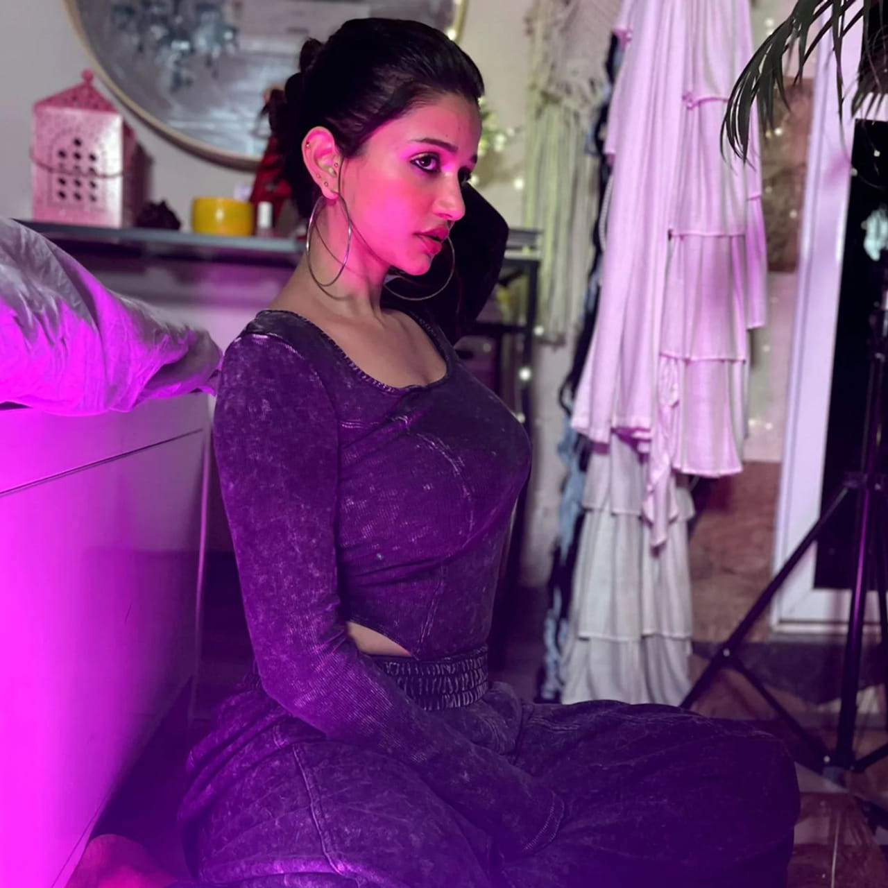 టాలీవుడ్, కోలీవుడ్, బాలీవుడ్ మూడింటిలోనూ ఎంట్రీ ఇచ్చి ఆకట్టుకుంది అందాల భామ అనైకా సోతీ. రామ్ గోపాల్ వర్మ ఆమెను ఎలివేటర్‌లో కలిశారు.. చూడగానే అందంతో వర్మను ఆకర్షించిందట అనైక. 2013 లో వచ్చిన సత్య 2 సినిమాతో హీరోయిన్ గా పరిచయం అయ్యింది ఈ అందాల భామ 