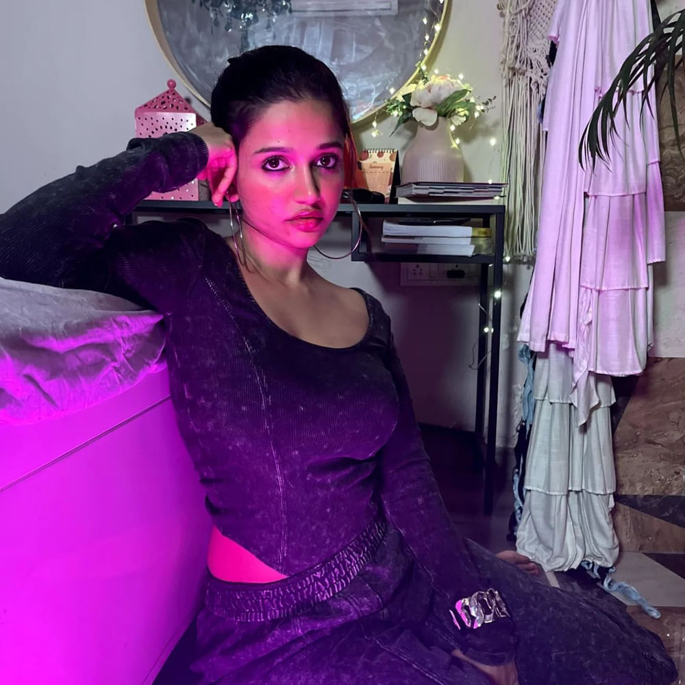 టాలీవుడ్, కోలీవుడ్, బాలీవుడ్ మూడింటిలోనూ ఎంట్రీ ఇచ్చి ఆకట్టుకుంది అందాల భామ అనైకా సోతీ. రామ్ గోపాల్ వర్మ ఆమెను ఎలివేటర్‌లో కలిశారు.. చూడగానే అందంతో వర్మను ఆకర్షించిందట అనైక. 2013 లో వచ్చిన సత్య 2 సినిమాతో హీరోయిన్ గా పరిచయం అయ్యింది ఈ అందాల భామ 