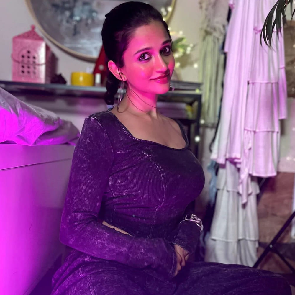 టాలీవుడ్, కోలీవుడ్, బాలీవుడ్ మూడింటిలోనూ ఎంట్రీ ఇచ్చి ఆకట్టుకుంది అందాల భామ అనైకా సోతీ. రామ్ గోపాల్ వర్మ ఆమెను ఎలివేటర్‌లో కలిశారు.. చూడగానే అందంతో వర్మను ఆకర్షించిందట అనైక. 2013 లో వచ్చిన సత్య 2 సినిమాతో హీరోయిన్ గా పరిచయం అయ్యింది ఈ అందాల భామ 