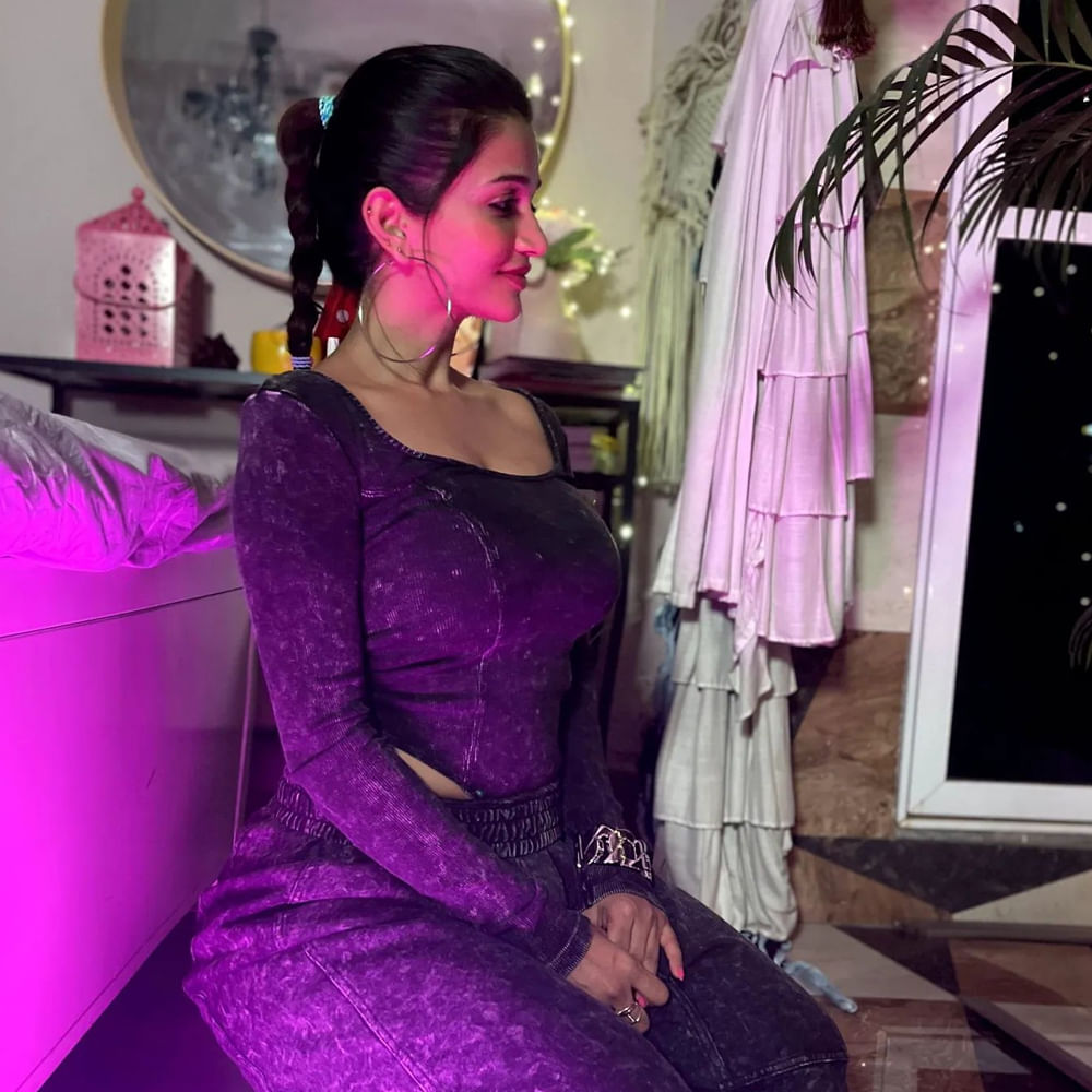 టాలీవుడ్, కోలీవుడ్, బాలీవుడ్ మూడింటిలోనూ ఎంట్రీ ఇచ్చి ఆకట్టుకుంది అందాల భామ అనైకా సోతీ. రామ్ గోపాల్ వర్మ ఆమెను ఎలివేటర్‌లో కలిశారు.. చూడగానే అందంతో వర్మను ఆకర్షించిందట అనైక. 2013 లో వచ్చిన సత్య 2 సినిమాతో హీరోయిన్ గా పరిచయం అయ్యింది ఈ అందాల భామ 