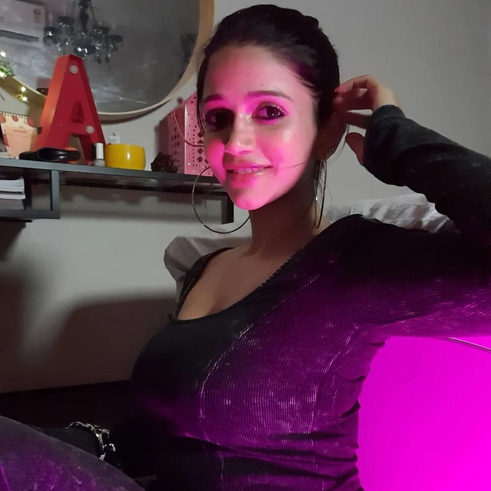 టాలీవుడ్, కోలీవుడ్, బాలీవుడ్ మూడింటిలోనూ ఎంట్రీ ఇచ్చి ఆకట్టుకుంది అందాల భామ అనైకా సోతీ. రామ్ గోపాల్ వర్మ ఆమెను ఎలివేటర్‌లో కలిశారు.. చూడగానే అందంతో వర్మను ఆకర్షించిందట అనైక. 2013 లో వచ్చిన సత్య 2 సినిమాతో హీరోయిన్ గా పరిచయం అయ్యింది ఈ అందాల భామ 