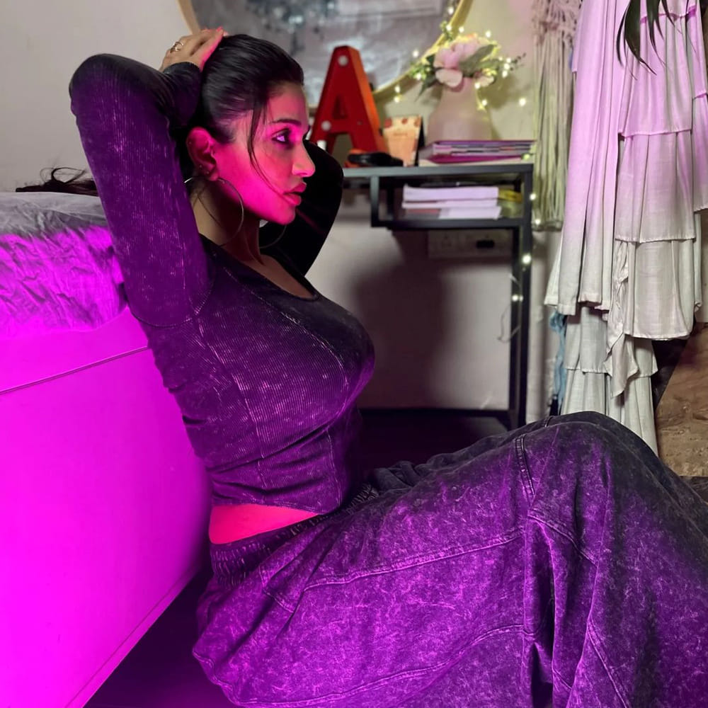 టాలీవుడ్, కోలీవుడ్, బాలీవుడ్ మూడింటిలోనూ ఎంట్రీ ఇచ్చి ఆకట్టుకుంది అందాల భామ అనైకా సోతీ. రామ్ గోపాల్ వర్మ ఆమెను ఎలివేటర్‌లో కలిశారు.. చూడగానే అందంతో వర్మను ఆకర్షించిందట అనైక. 2013 లో వచ్చిన సత్య 2 సినిమాతో హీరోయిన్ గా పరిచయం అయ్యింది ఈ అందాల భామ 