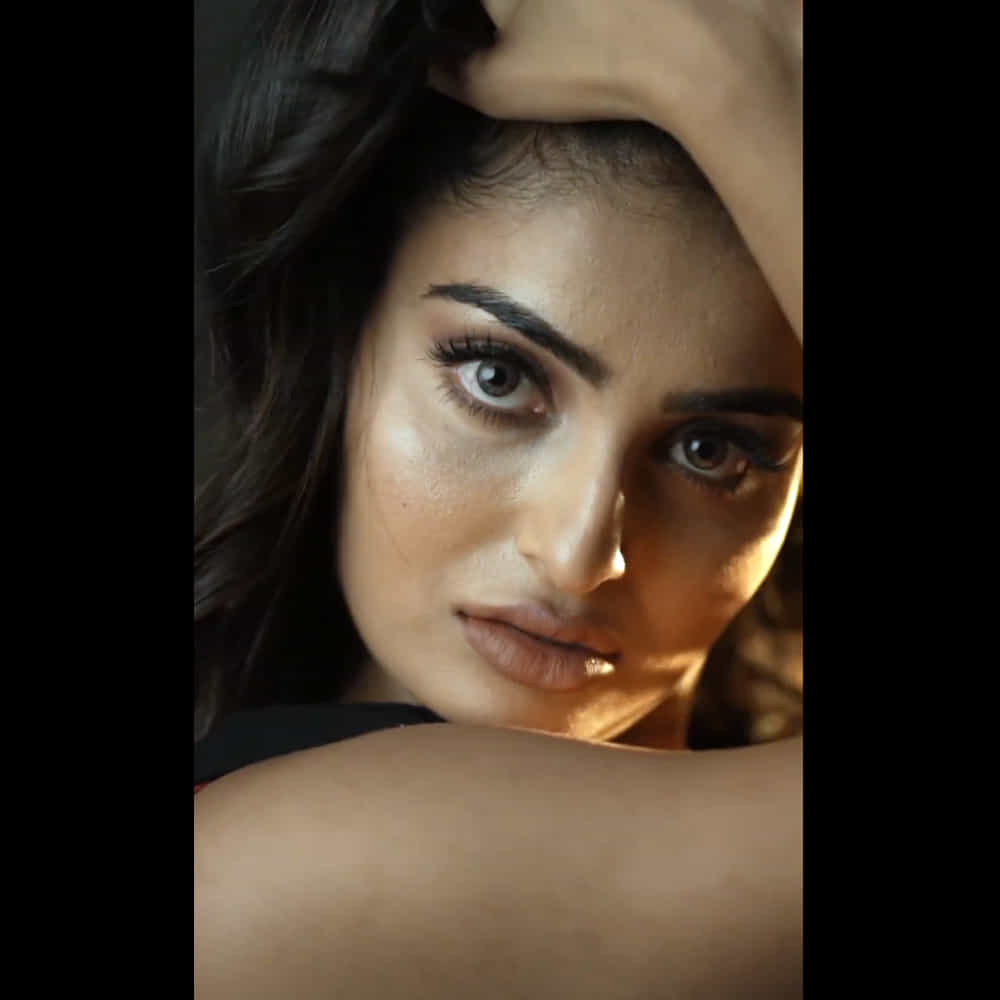 అనన్య నాగళ్ళ ఈ పేరు ఇప్పుడిప్పుడే ప్రేక్షకులకు పరిచయం అవుతుంది. తెలుగులో మల్లేశం, ప్లే బ్యాక్ లాంటి సినిమాలతో గుర్తింపు తెచ్చుకుంది ఈ బ్యూటీ. ఈ సమయంలో పవన్ కళ్యాణ్ వకీల్ సాబ్ సినిమాలో అవకాశం అందుకుంది.సోషల్ మీడియాలో ఎప్పుడు యాక్టీవ్ గా ఉంటూ తనదైన ఫొటోస్ తో కుర్రకారుకు నిద్ర లేకుండా చేస్తుంది ఈ అమ్మడు..