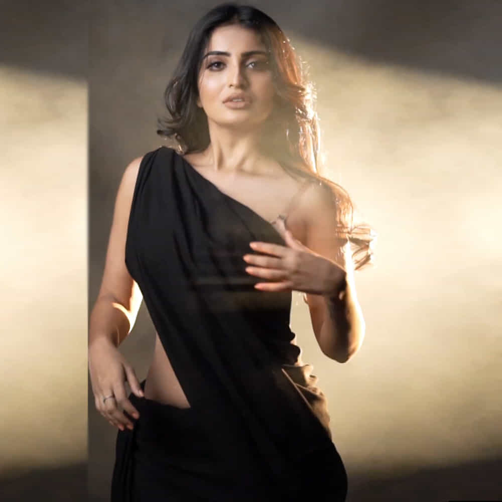 అనన్య నాగళ్ళ ఈ పేరు ఇప్పుడిప్పుడే ప్రేక్షకులకు పరిచయం అవుతుంది. తెలుగులో మల్లేశం, ప్లే బ్యాక్ లాంటి సినిమాలతో గుర్తింపు తెచ్చుకుంది ఈ బ్యూటీ. ఈ సమయంలో పవన్ కళ్యాణ్ వకీల్ సాబ్ సినిమాలో అవకాశం అందుకుంది.సోషల్ మీడియాలో ఎప్పుడు యాక్టీవ్ గా ఉంటూ తనదైన ఫొటోస్ తో కుర్రకారుకు నిద్ర లేకుండా చేస్తుంది ఈ అమ్మడు..