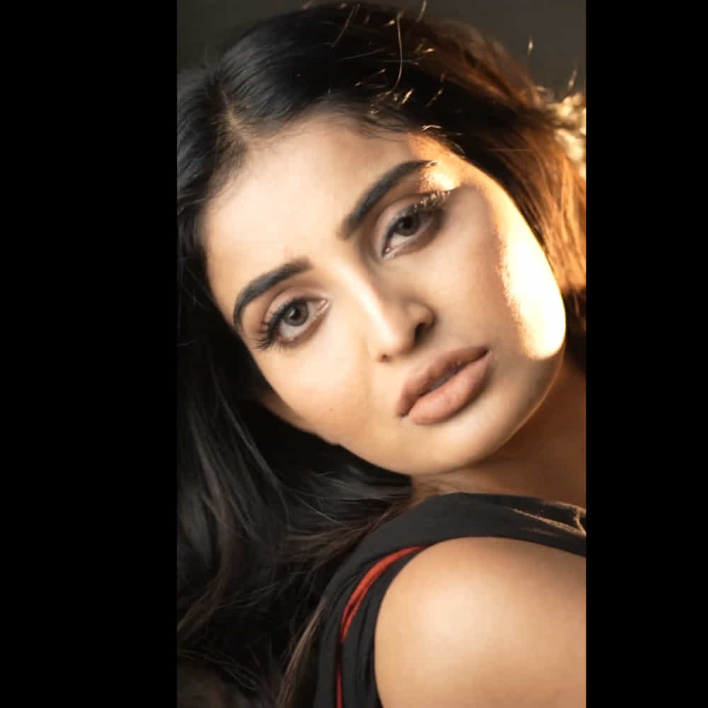 అనన్య నాగళ్ళ ఈ పేరు ఇప్పుడిప్పుడే ప్రేక్షకులకు పరిచయం అవుతుంది. తెలుగులో మల్లేశం, ప్లే బ్యాక్ లాంటి సినిమాలతో గుర్తింపు తెచ్చుకుంది ఈ బ్యూటీ. ఈ సమయంలో పవన్ కళ్యాణ్ వకీల్ సాబ్ సినిమాలో అవకాశం అందుకుంది.సోషల్ మీడియాలో ఎప్పుడు యాక్టీవ్ గా ఉంటూ తనదైన ఫొటోస్ తో కుర్రకారుకు నిద్ర లేకుండా చేస్తుంది ఈ అమ్మడు..