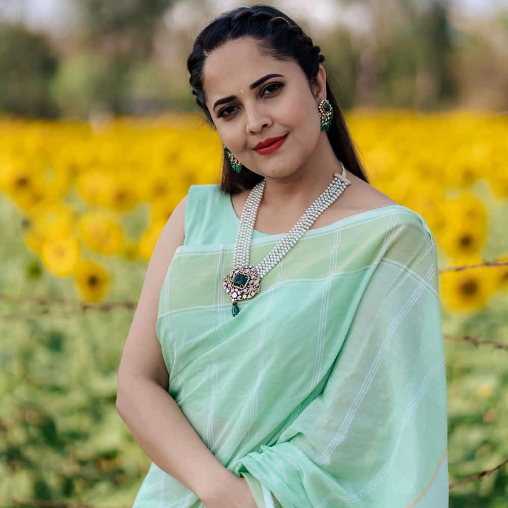 జబర్దస్త్ కామెడీ షో ద్వారా తెలుగువారికి బాగా దగ్గరైన యాంకర్ అనసూయ నిజామాబాద్‌లో సందడి చేసింది. వరుస సినిమా ఆఫర్లతో బిజీ ఆర్టిస్ట్‌గా మారిన తర్వాత ఆమె ఓ సెలబ్రిటీగా మారిపోయారు. ఓ పట్టు చీరల షోరూంను ప్రారంభించారు.