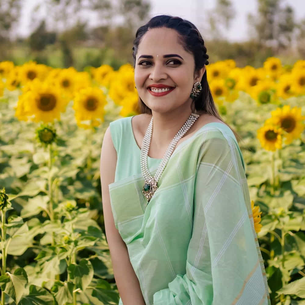 జబర్దస్త్ కామెడీ షో ద్వారా తెలుగువారికి బాగా దగ్గరైన యాంకర్ అనసూయ నిజామాబాద్‌లో సందడి చేసింది. వరుస సినిమా ఆఫర్లతో బిజీ ఆర్టిస్ట్‌గా మారిన తర్వాత ఆమె ఓ సెలబ్రిటీగా మారిపోయారు. ఓ పట్టు చీరల షోరూంను ప్రారంభించారు.