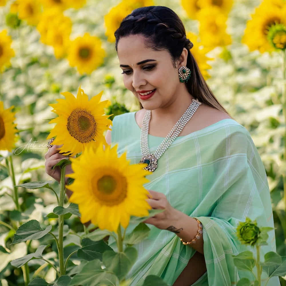జబర్దస్త్ కామెడీ షో ద్వారా తెలుగువారికి బాగా దగ్గరైన యాంకర్ అనసూయ నిజామాబాద్‌లో సందడి చేసింది. వరుస సినిమా ఆఫర్లతో బిజీ ఆర్టిస్ట్‌గా మారిన తర్వాత ఆమె ఓ సెలబ్రిటీగా మారిపోయారు. ఓ పట్టు చీరల షోరూంను ప్రారంభించారు.