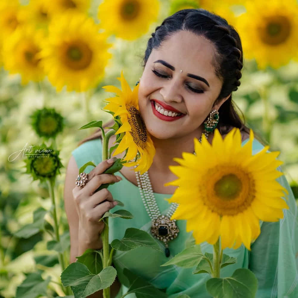 జబర్దస్త్ కామెడీ షో ద్వారా తెలుగువారికి బాగా దగ్గరైన యాంకర్ అనసూయ నిజామాబాద్‌లో సందడి చేసింది. వరుస సినిమా ఆఫర్లతో బిజీ ఆర్టిస్ట్‌గా మారిన తర్వాత ఆమె ఓ సెలబ్రిటీగా మారిపోయారు. ఓ పట్టు చీరల షోరూంను ప్రారంభించారు.