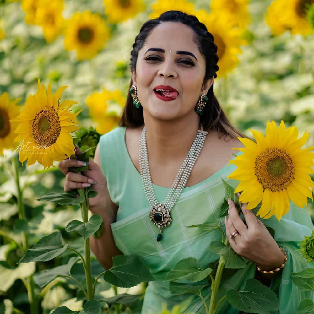 జబర్దస్త్ కామెడీ షో ద్వారా తెలుగువారికి బాగా దగ్గరైన యాంకర్ అనసూయ నిజామాబాద్‌లో సందడి చేసింది. వరుస సినిమా ఆఫర్లతో బిజీ ఆర్టిస్ట్‌గా మారిన తర్వాత ఆమె ఓ సెలబ్రిటీగా మారిపోయారు. ఓ పట్టు చీరల షోరూంను ప్రారంభించారు.