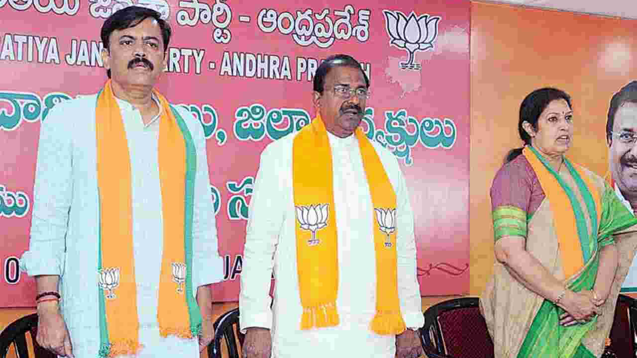 Andhra Pradesh: ఏపీ బీజేపీలో అంతర్గత కలహాలు.. కీలక నేతల పరస్పర విమర్శనాస్త్రాలు..