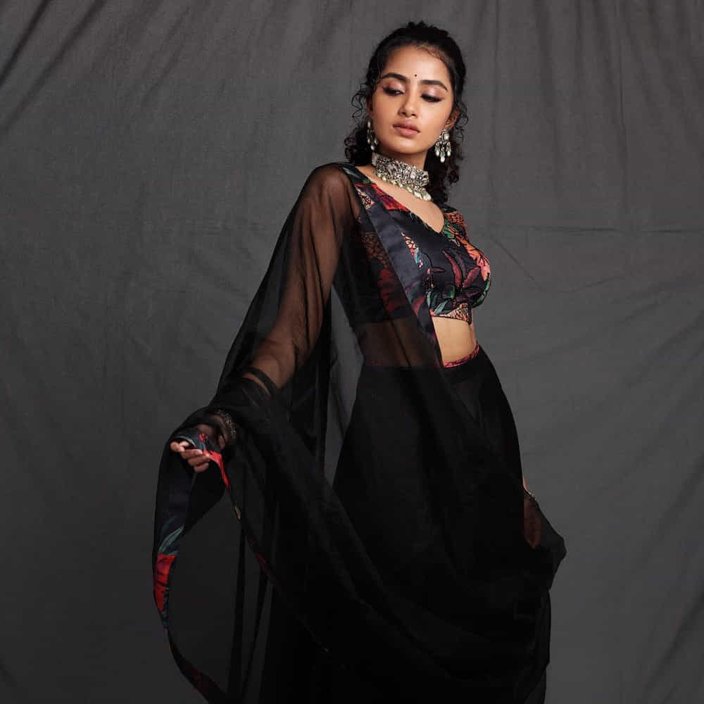 అనుపమ పరమేశ్వరన్ ఈ పేరుకు తెలుగు ఇండస్ట్రీలో ప్రత్యేకంగా పరిచయాలు అవసరం లేదు. వరస విజయాలతో తెలుగుకు వచ్చిన ఈ మలయాళీ ముద్దుగుమ్మ స్టార్ హీరోయిన్ అయిపోయింది. అండ్ ఈ అమ్మడి ఎక్స్ప్రెషన్స్ కి ఫాలోయింగ్ విపరీతంగా ఉంది. తాజాగా ఈ బ్యూటీ షేర్ చేసిన ఫొటోస్ మరింత ఎట్రాక్టీవ్ గా ఉన్నాయి.