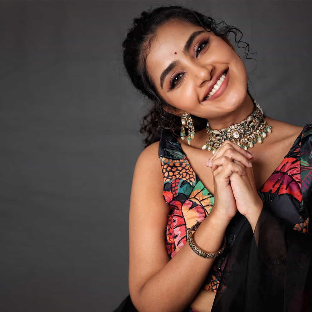 అనుపమ పరమేశ్వరన్ ఈ పేరుకు తెలుగు ఇండస్ట్రీలో ప్రత్యేకంగా పరిచయాలు అవసరం లేదు. వరస విజయాలతో తెలుగుకు వచ్చిన ఈ మలయాళీ ముద్దుగుమ్మ స్టార్ హీరోయిన్ అయిపోయింది. అండ్ ఈ అమ్మడి ఎక్స్ప్రెషన్స్ కి ఫాలోయింగ్ విపరీతంగా ఉంది. తాజాగా ఈ బ్యూటీ షేర్ చేసిన ఫొటోస్ మరింత ఎట్రాక్టీవ్ గా ఉన్నాయి.
