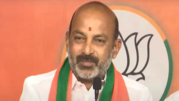 Bandi Sanjay: నిరుద్యోగులకు రూ. లక్ష ఇవ్వాలి.. కేటీఆర్ లీగల్ నోటీసులపై బండి సంజయ్ కౌంటర్..