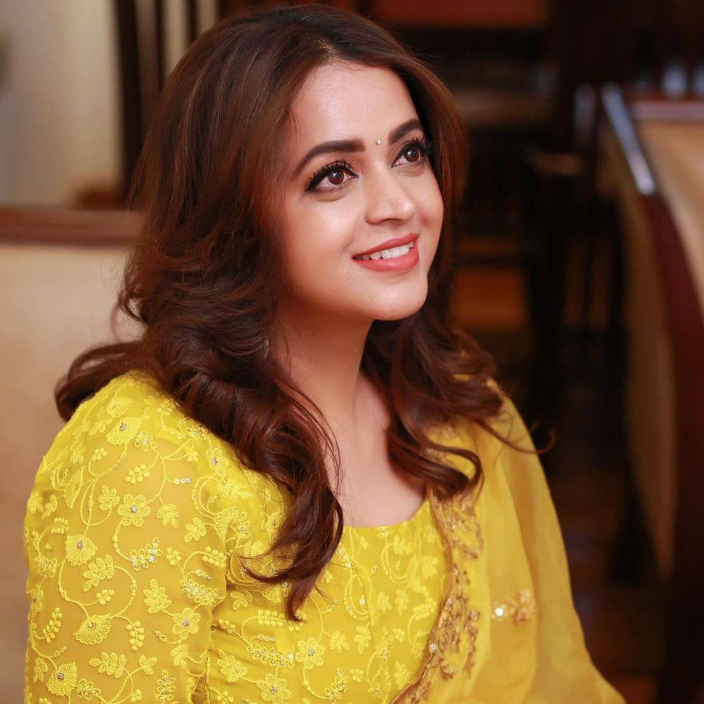 టాలీవుడ్, కోలీవుడ్‌ సంచలన నటి భావన... మ్యారేజ్ తర్వాత... సినిమాలకు కాస్త దూరమైంది. 2017లో భావన కిడ్నాప్ ఎపిసోడ్... సౌత్ ఇండస్ట్రీలో తీవ్ర కలకలం రేపింది. ఆ తర్వాత చిరకాల స్నేహితుడు, కన్నడ నిర్మాత నవీన్‌ను పెళ్లి చేసుకున్న ఈ కేరళ బ్యూటీ...