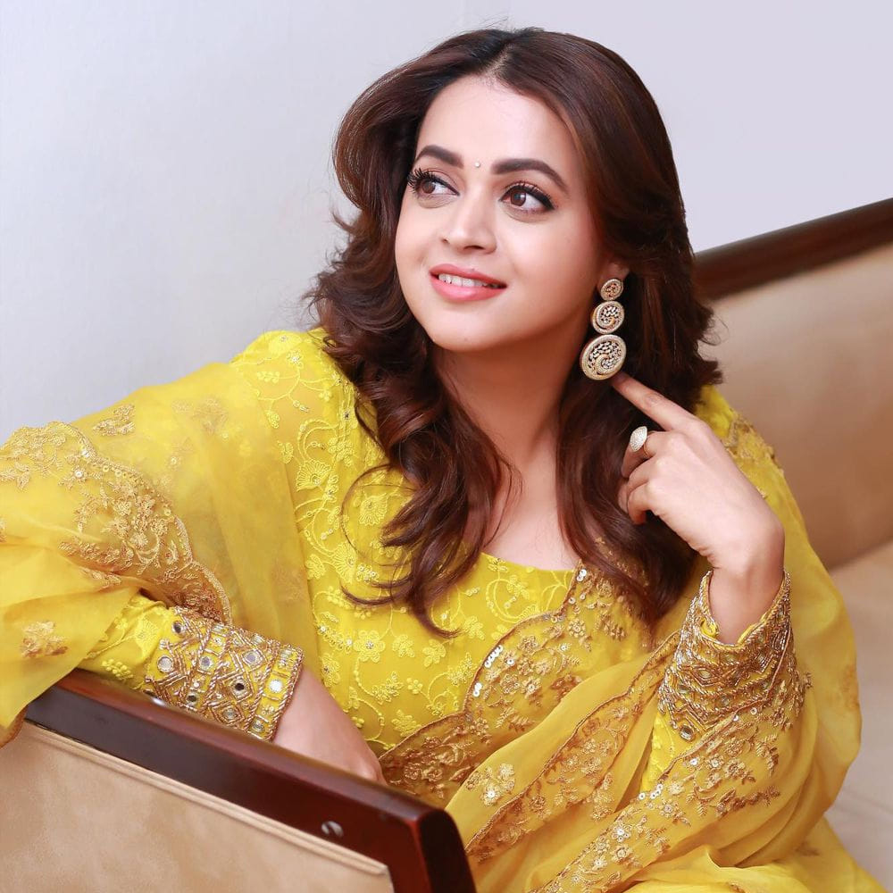 టాలీవుడ్, కోలీవుడ్‌ సంచలన నటి భావన... మ్యారేజ్ తర్వాత... సినిమాలకు కాస్త దూరమైంది. 2017లో భావన కిడ్నాప్ ఎపిసోడ్... సౌత్ ఇండస్ట్రీలో తీవ్ర కలకలం రేపింది. ఆ తర్వాత చిరకాల స్నేహితుడు, కన్నడ నిర్మాత నవీన్‌ను పెళ్లి చేసుకున్న ఈ కేరళ బ్యూటీ...