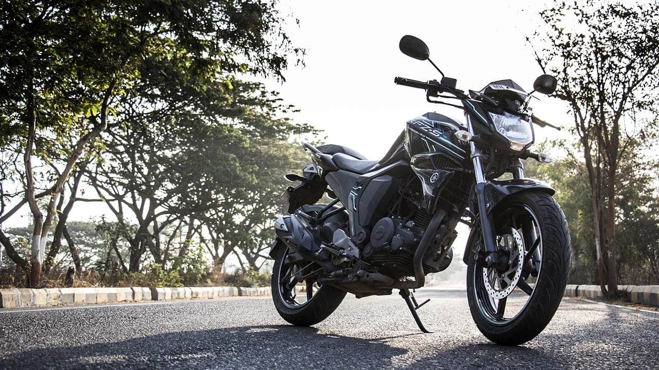 Yamaha FZS: ఇప్పటివరకు 29 వేల కిలోమీటర్లు తిరిగిన 2016 మోడల్ యమహా ఎఫ్‌జెడ్‌ఎస్ బైక్ ఓఎల్ఎక్స్‌లో ఉంది. ఈ బైక్ కోసం మీరు రూ.38 వేలు వెచ్చించాల్సి ఉంటుంది. ఇది ఢిల్లీలోని తిలక్ నగర్లో అమ్మకానికి ఉంది. ఈ బైక్ రంగు బ్లూ అండ్ వైట్. బైక్ కండిషన్ బాగానే ఉంది. బైక్ నంబర్ DL 8Sతో స్టార్ట్ అవుతుంది.