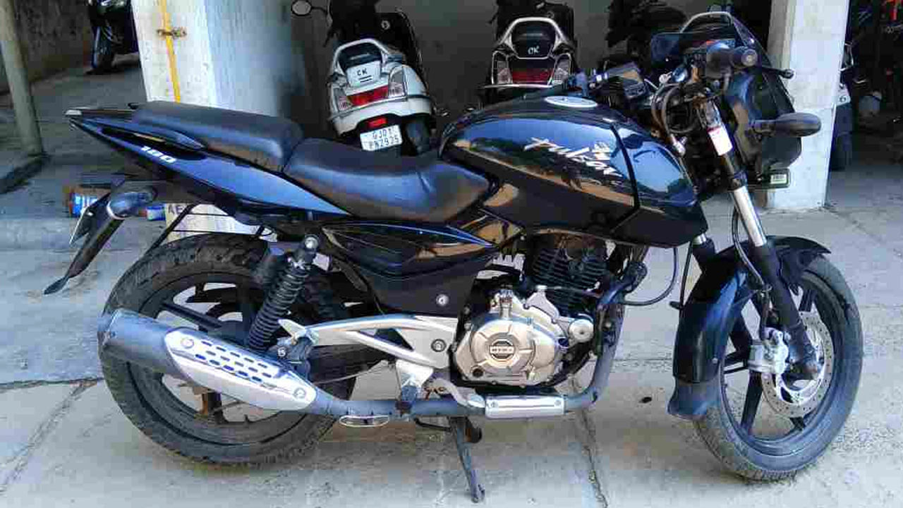  Bajaj Pulsar 180: ఇప్పటివరకు 19 వేల కిలోమీటర్ల రీడింగ్ ఉన్న 2016 మోడల్ బజాజ్ పల్సర్ బైక్ ఓఎల్ఎక్స్‌లో అమ్మకానికి ఉంది. ఈ బైక్ ధర రూ.45 వేలు. ఇది ఢిల్లీలోని రోహిణి ప్రాంతంలో అమ్మకానికి ఉంది. ఈ బైక్ మంచి కండీషన్‌లో ఉందని, ఫైనాన్స్ సౌకర్యం కూడా అందుబాటులో ఉంది.