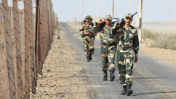 BSF Recruitment: పదో తరగతి అర్హతతో బీఎస్ఎఫ్లో ఉద్యోగాలు.. నెలకు రూ. 70 వేల వరకు జీతం పొందే అవకాశం.