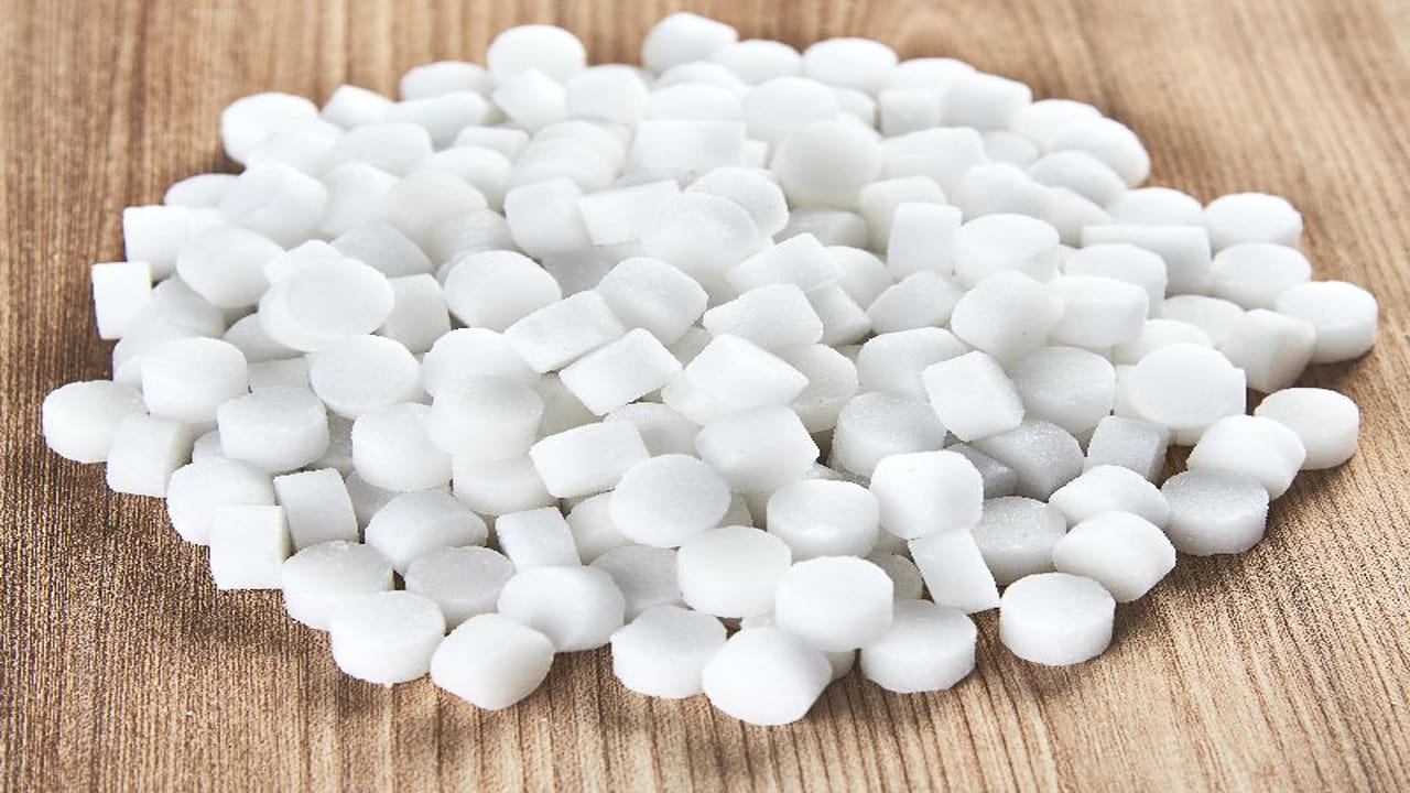 Camphor Benefits: కర్పూరంతో అదిరిపోయే ప్రయోజనాలు.. తెలిస్తే ఆశ్చర్యపోతారు!