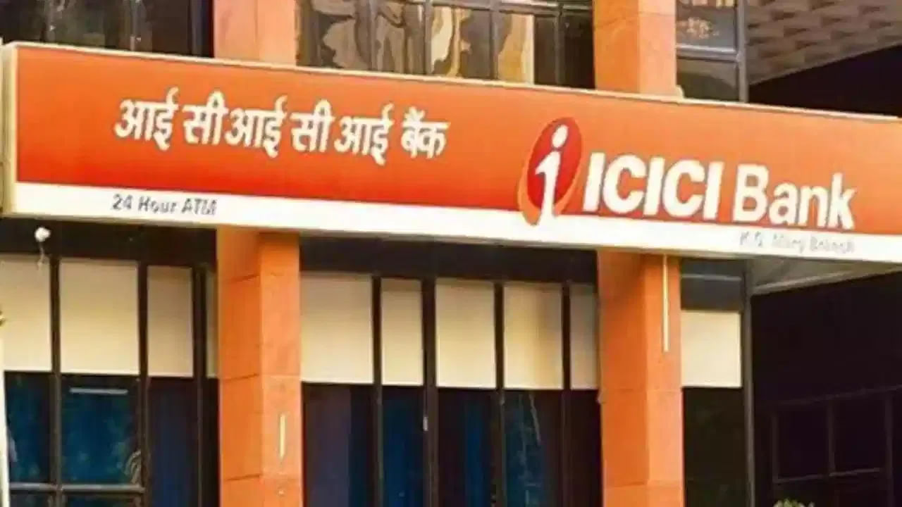 ప్రైవేట్ రంగ ICICI బ్యాంక్ కనీసం 8.75 శాతం వడ్డీకి కారు లోన్ అందిస్తోంది. దీని నెలవారీ EMI నెలకు లక్షపై రూ. 2,477 అవుతుంది.