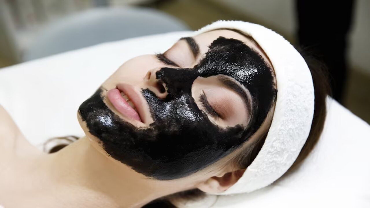 Charcoal Face Mask నల్లటి బొగ్గు ముఖానికి మెరుపు తెస్తుంది నమ్మండి