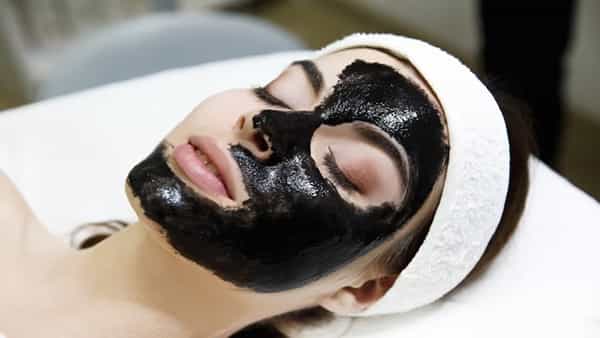 Charcoal Face Mask: నల్లటి బొగ్గు ముఖానికి మెరుపు తెస్తుంది నమ్మండి.. చార్కోల్ ఫేస్మాస్క్ ఓ సారి ట్రై చేసి చూడండి.!!