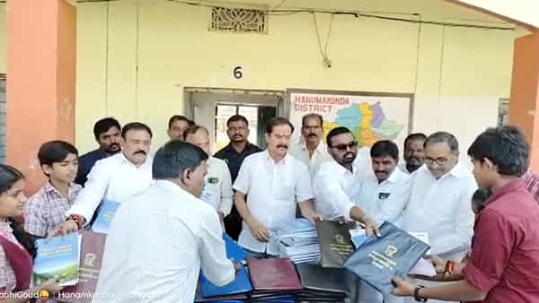 స్కూల్ విద్యార్థులకు ఎగ్జామ్ కిట్స్ అందజేసిన ఎమ్మెల్యే.. జనాల్లో ఇప్పుడు ఇదే హాట్ టాపిక్..!