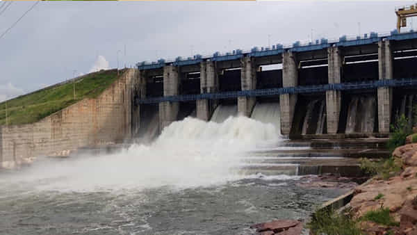 అనంతపురం జిల్లా పెదపప్పూర్ ఇసుక రీచ్లో తనిఖీలు చేస్తుండగా అధికారులు షాక్.. చాగల్లు రిజర్వాయర్ గేట్లు ఎత్తివేసిన ఇసుక మాఫియా