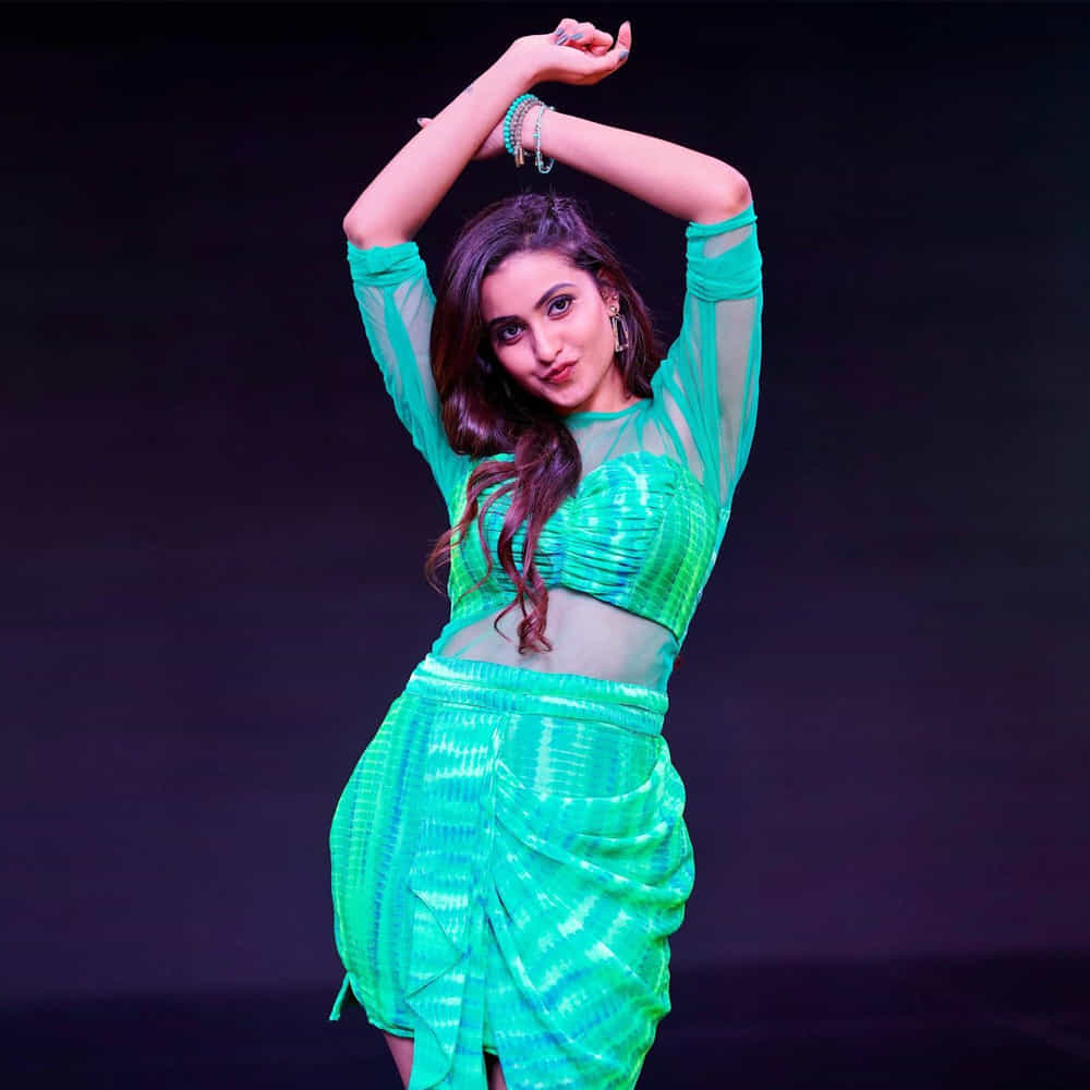 దీపికా పిల్లి సోషల్ మీడియాలో చాలా పాపులర్.. టిక్ టాక్లో వీడియోలు చేస్తూ తన అందచందాలతో కేకపెట్టించేది. కొన్ని షార్ట్ ఫిల్మ్స్లో కూడ నటించిన దీపికా సోషల్ మీడియాలో కొత్త కొత్త ఫొటోస్ తో హోరెత్తిస్తుంది. మీరు ఓ లుక్కేయండి.