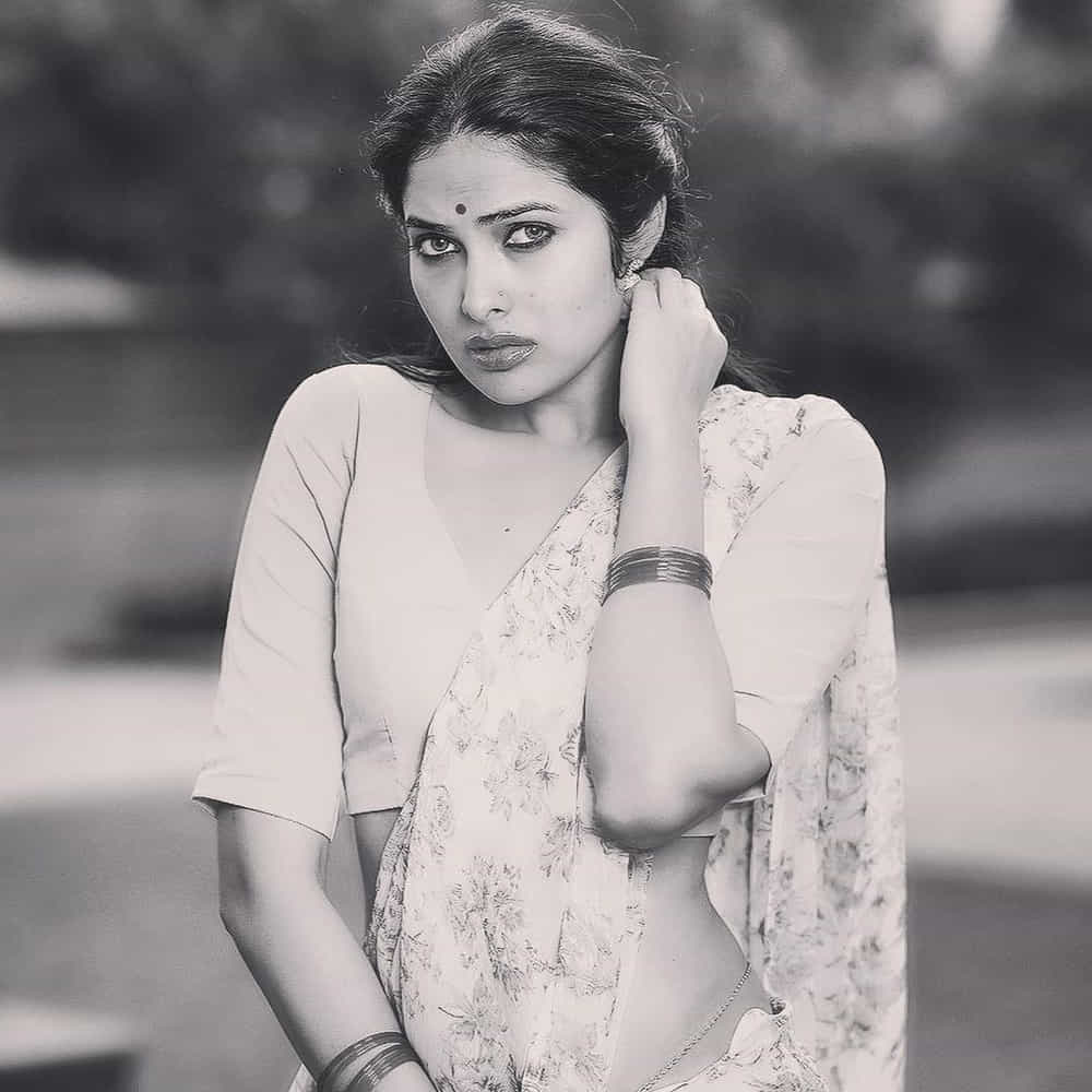 బిగ్బాస్ 4వ సీజన్తో తెలుగు ప్రేక్షకులకు పరిచయమైంది దివి వైద్య. తనదైన చలాకీ తనం, అందమైన కళ్లతో కట్టిపడేసిన ఈ చిన్నది. అనతి కాలంలోనే మంచి పాపులారిటీ సంపాదించుకుంది. సోషల్ మీడియాలో యాక్టివ్గా ఉండే ఈ బ్యూటీ