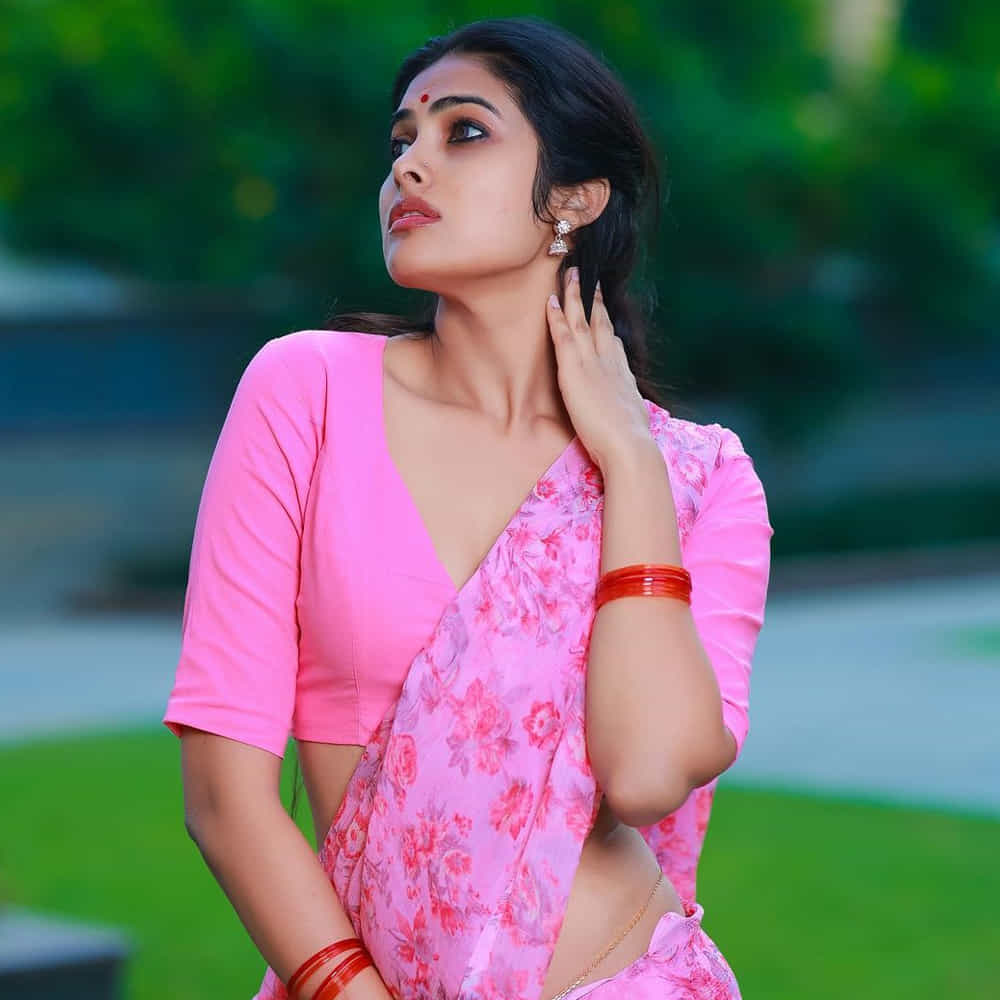 బిగ్బాస్ 4వ సీజన్తో తెలుగు ప్రేక్షకులకు పరిచయమైంది దివి వైద్య. తనదైన చలాకీ తనం, అందమైన కళ్లతో కట్టిపడేసిన ఈ చిన్నది. అనతి కాలంలోనే మంచి పాపులారిటీ సంపాదించుకుంది. సోషల్ మీడియాలో యాక్టివ్గా ఉండే ఈ బ్యూటీ