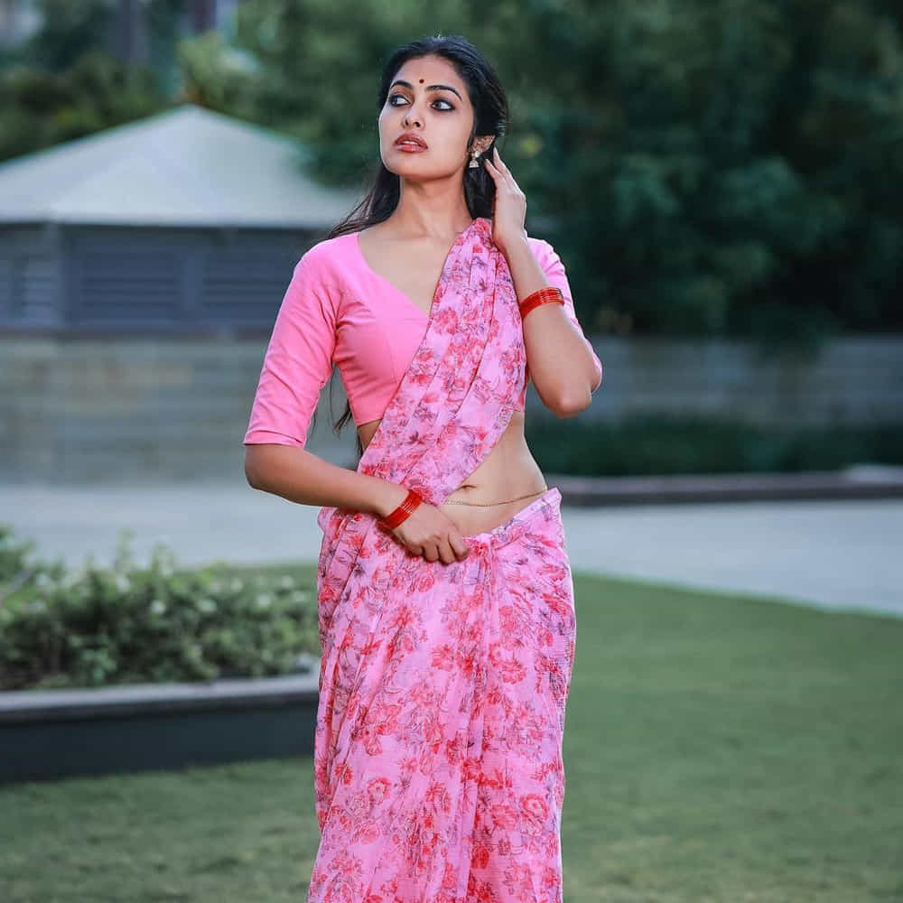బిగ్బాస్ 4వ సీజన్తో తెలుగు ప్రేక్షకులకు పరిచయమైంది దివి వైద్య. తనదైన చలాకీ తనం, అందమైన కళ్లతో కట్టిపడేసిన ఈ చిన్నది. అనతి కాలంలోనే మంచి పాపులారిటీ సంపాదించుకుంది. సోషల్ మీడియాలో యాక్టివ్గా ఉండే ఈ బ్యూటీ
