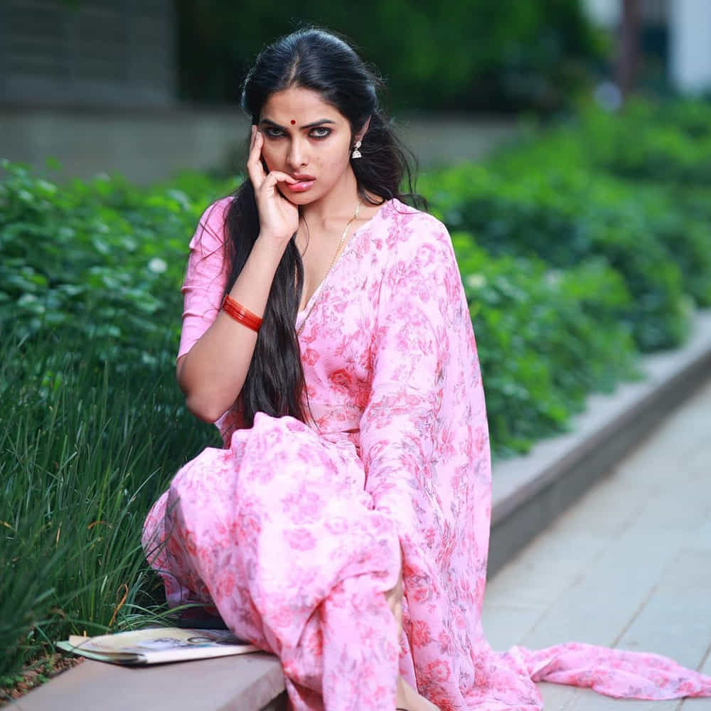 బిగ్బాస్ 4వ సీజన్తో తెలుగు ప్రేక్షకులకు పరిచయమైంది దివి వైద్య. తనదైన చలాకీ తనం, అందమైన కళ్లతో కట్టిపడేసిన ఈ చిన్నది. అనతి కాలంలోనే మంచి పాపులారిటీ సంపాదించుకుంది. సోషల్ మీడియాలో యాక్టివ్గా ఉండే ఈ బ్యూటీ