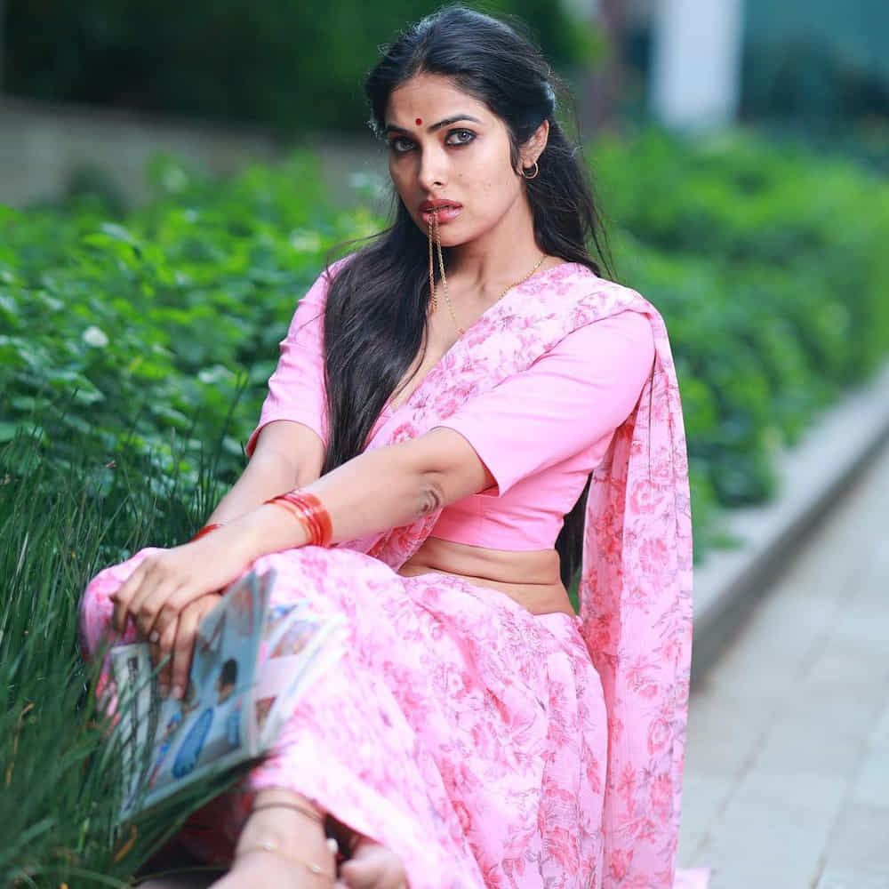 బిగ్బాస్ 4వ సీజన్తో తెలుగు ప్రేక్షకులకు పరిచయమైంది దివి వైద్య. తనదైన చలాకీ తనం, అందమైన కళ్లతో కట్టిపడేసిన ఈ చిన్నది. అనతి కాలంలోనే మంచి పాపులారిటీ సంపాదించుకుంది. సోషల్ మీడియాలో యాక్టివ్గా ఉండే ఈ బ్యూటీ