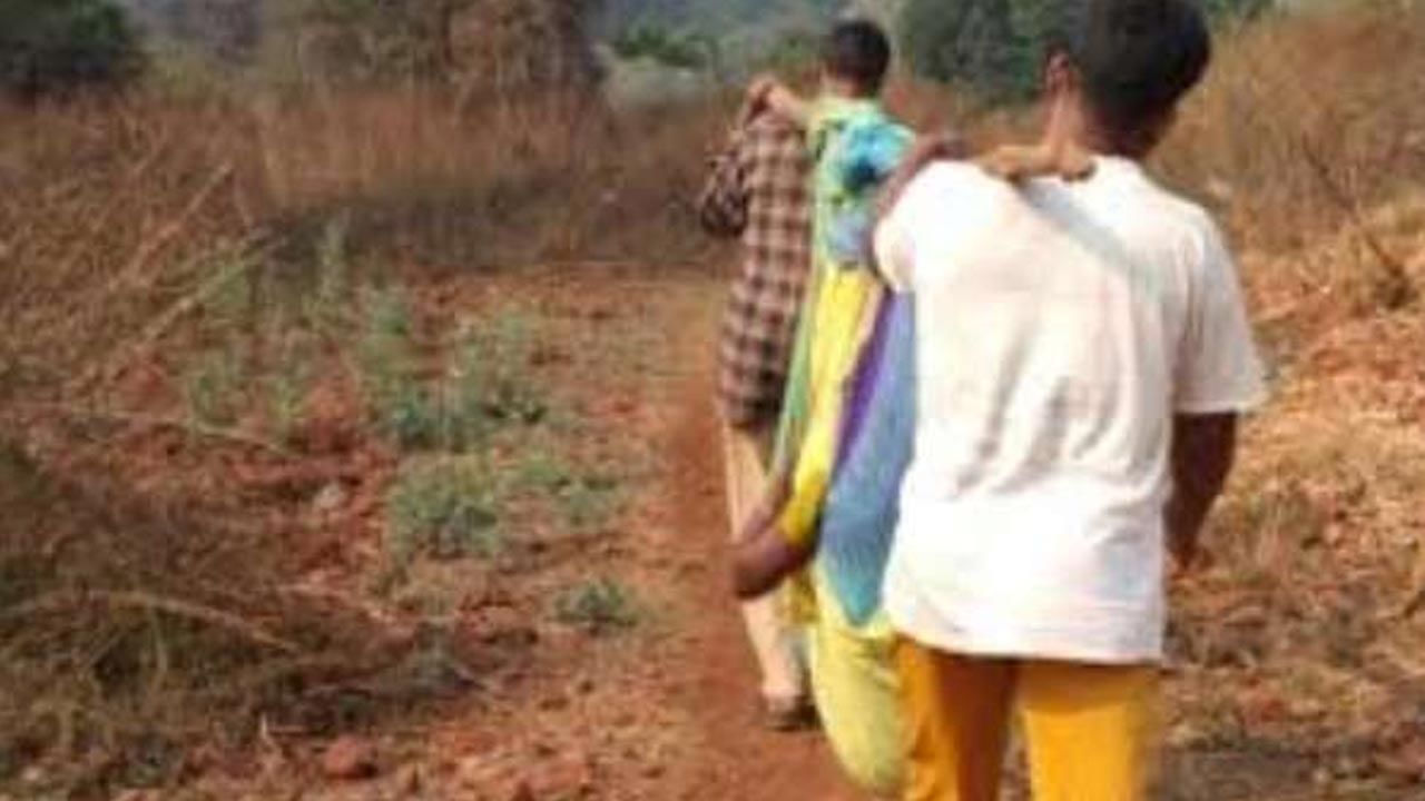 Andhra Pradesh: అమానుషం.. పురిటి నొప్పులతో ప్రసవ వేదన.. డోలీపై మోసుకెళ్లిన దైన్యం.. ఆఖరికి..