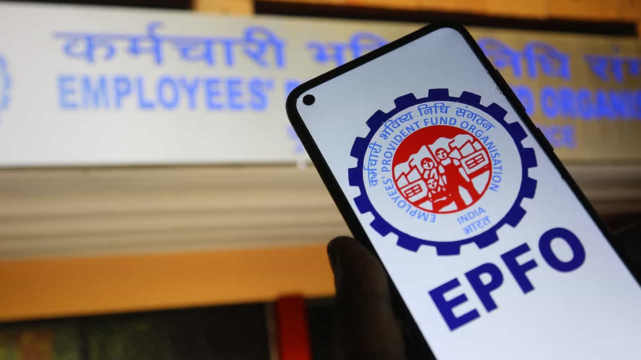 ప్రస్తుత EPF వడ్డీ రేటు 8.10%.. ఈపీఎఫ్ఓ డిజిటల్ పద్ధతులను అవలంబించడంతో అనేక సేవలు ఆన్లైన్లో అందుబాటులోకి వచ్చాయి. ఈ నేపథ్యంలో వినియోగదారు/చందాదారు వ్యక్తిగతంగా కార్యాలయాన్ని సందర్శించాల్సిన అవసరం లేదు. మీ ప్రావిడెంట్ ఫండ్ ఖాతా బ్యాలెన్స్ను మీ ఫోన్ ద్వారా కూడా తనిఖీ చేసుకోవచ్చు.