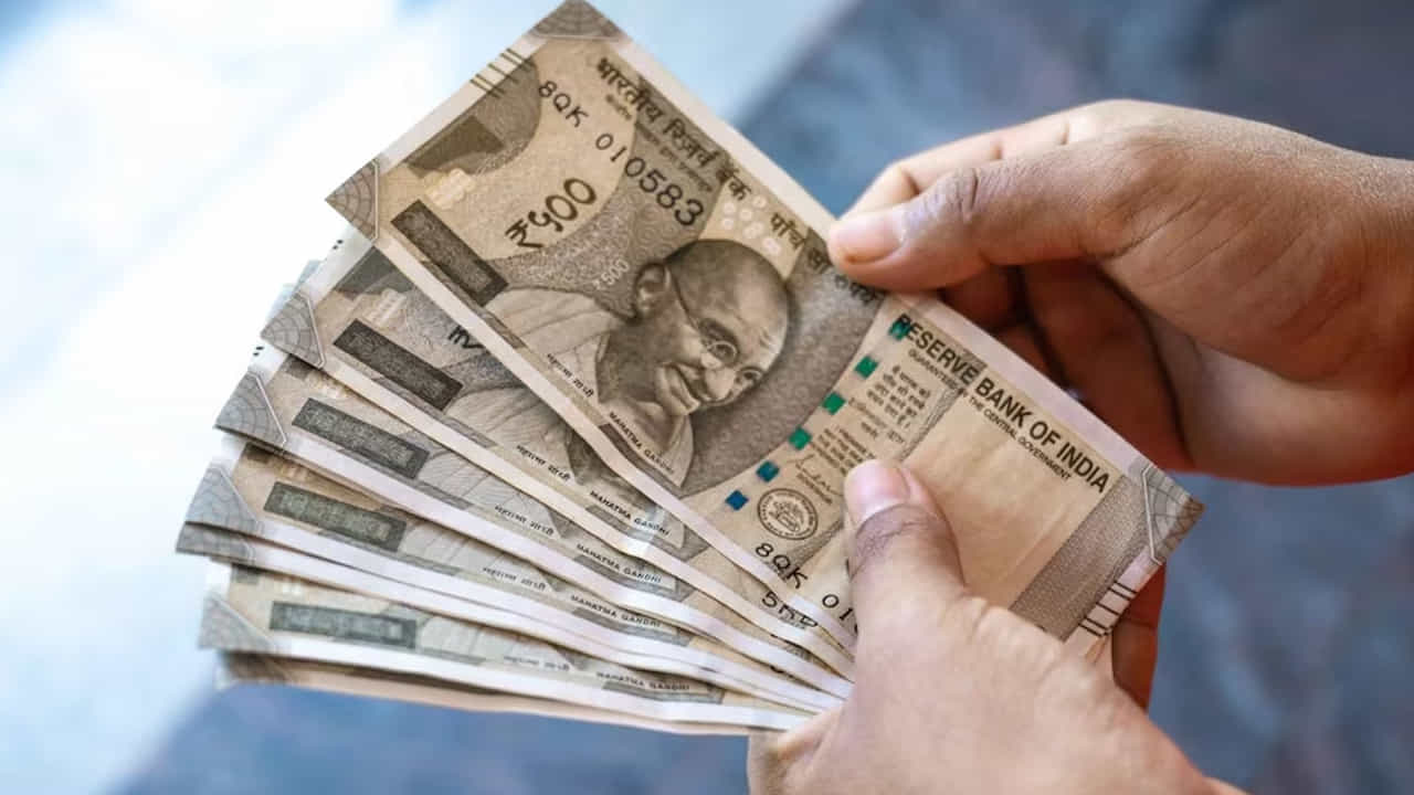 ఫిన్కేర్ స్మాల్ ఫైనాన్స్ బ్యాంక్ కనీసం రూ. 5,000 పెట్టుబడిపై సాధారణ ప్రజలకు ఫిక్స్డ్ డిపాజిట్లపై 8.11 శాతం వరకు వడ్డీని, సీనియర్ సిటిజన్లకు 8.71 శాతం వరకు వడ్డీని అందిస్తోంది.