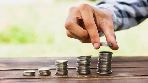 NRI News: ఎన్ఆర్ఐలకు అలెర్ట్.. స్వదేశీ బ్యాంకుల్లో ఫిక్స్డ్ డిపాజిట్ చేయాలనుకుంటున్నారా..? వడ్డీ రేట్లు ఎలా ఉన్నాయంటే..