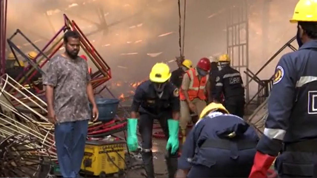 Fire accident హైదరాబాద్‌‌లో మరో అగ్నిప్రమాదం.. గోడౌన్‌లో ఎగసిపడుతున్న