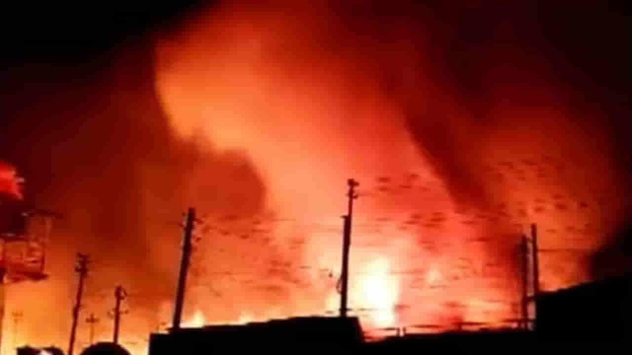 ముంబై మురికివాడలో భారీ అగ్నిప్రమాదం.. 25కు పైగా ఇళ్లు దగ్ధం..