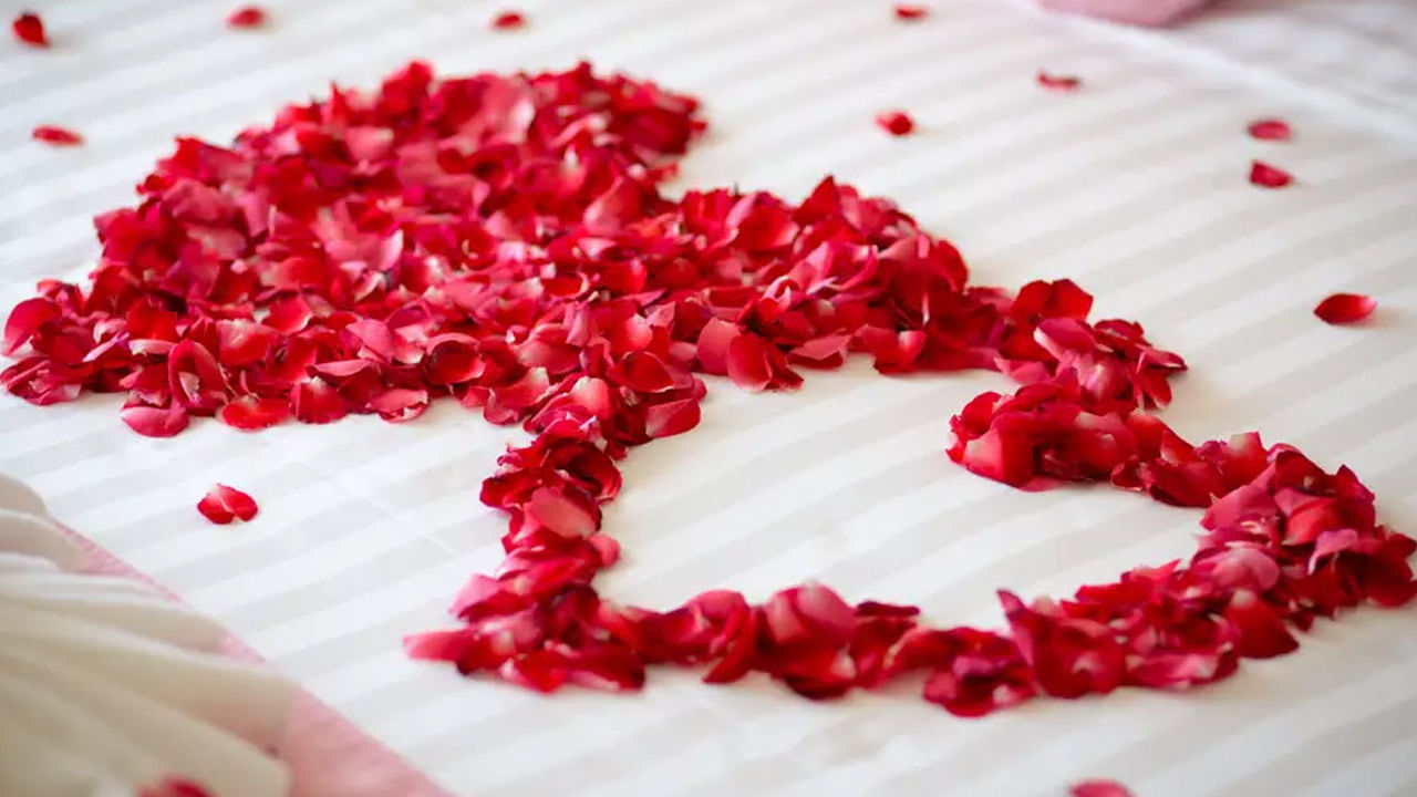 ఇద్దరూ ప్రేమించి పెళ్లి చేసుకుంటే ఫస్ట్ నైట్‌లో పెద్దగా ఇబ్బందులు ఉండవు. అదే పెద్దలు కుదిర్చిన వివాహం అయితే, కొంచె జాగ్రత్తగా ఉండాల్సిన అవసరం ఉంది.