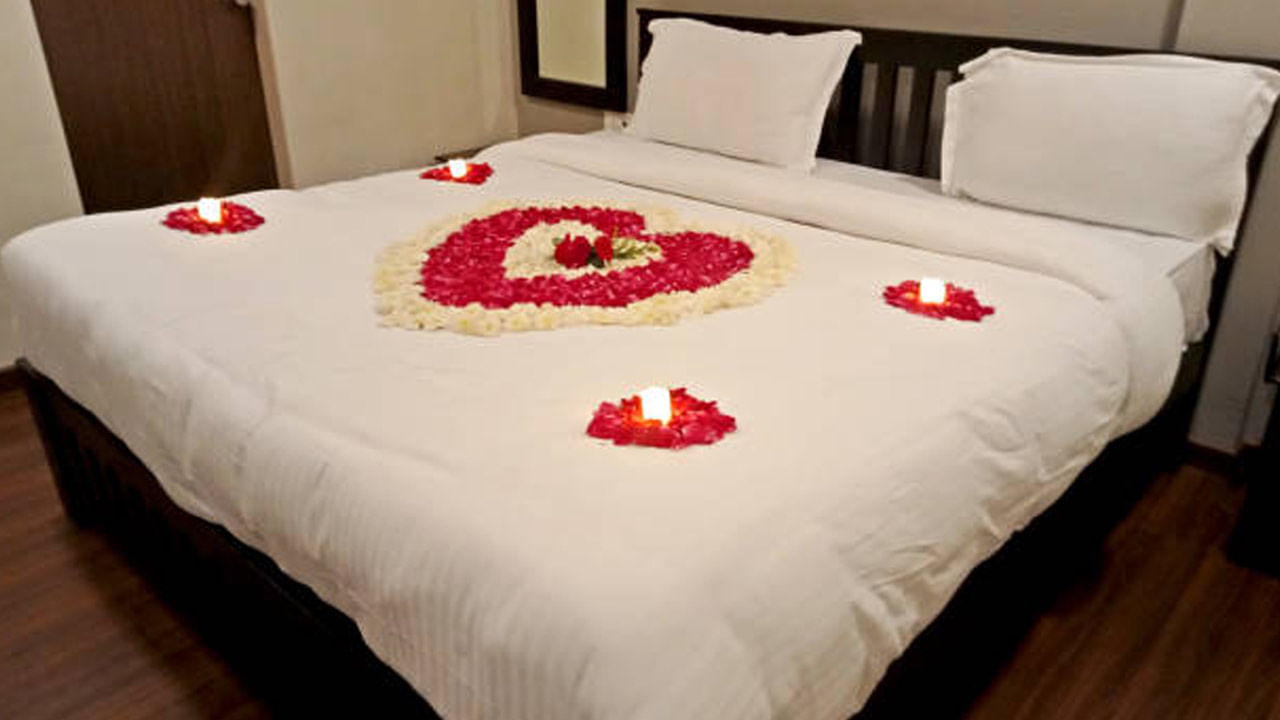 ఈ మొదటి రాత్రి భార్య, భర్తలు సరదాగా తమ తమ విషయాలను పంచుకోవడం షరామామూలే. అయితే, ఈ విషయంలో కాస్త జాగ్రత్తగా ఉండాల్సిన అవసరం ఉంది.