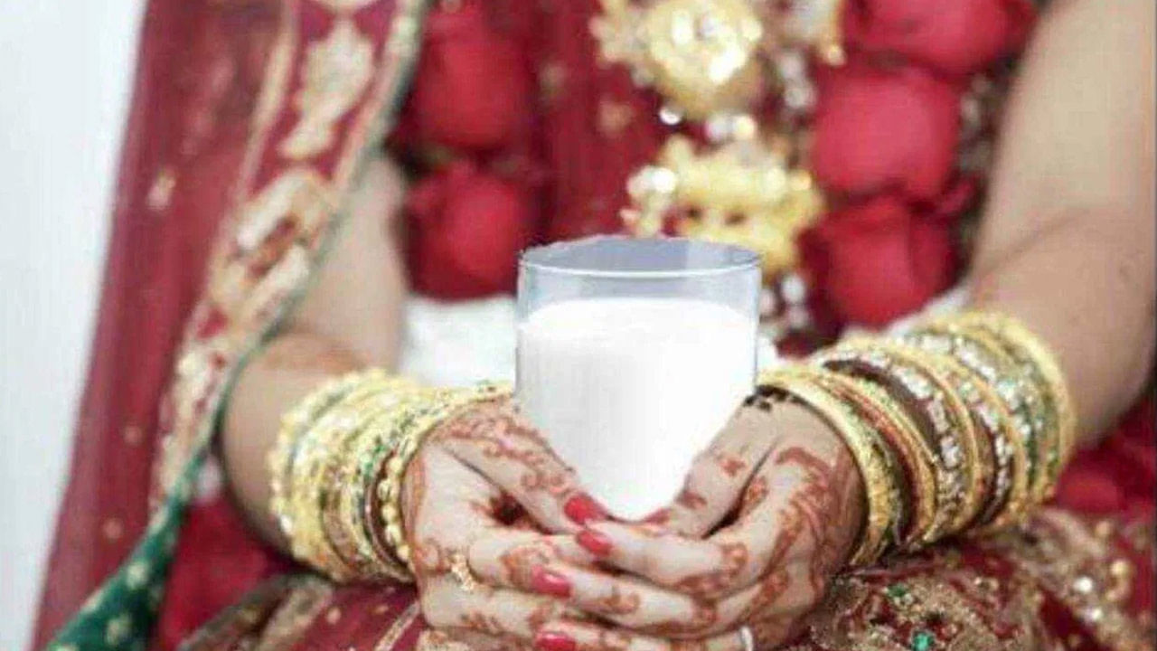 పెళ్లి తరువాత ఫస్ట్నైట్(తొలిరాత్రి/శోభనం) అనేది మన దేశ వివాహ సంప్రదాయంలో ఒక భాగం. మొదటిరాత్రి సహజంగానే నూతన దంపతులకు చాలా అంచనాలు ఉంటాయి.