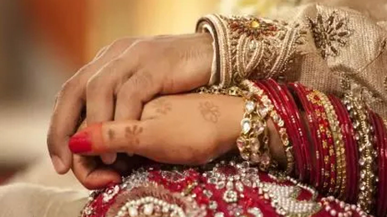 అరెంజ్ మ్యారేజ్‌లో ఏకైక సమస్య ఏంటంటే.. తక్కువ వ్యవధిలోనే ఎదుటి వ్యక్తిని పూర్తిగా అర్థం చేసుకోలేం. పెళ్లి అయిన మొదటి రాత్రి తమ భాగస్వామిని అర్థం చేసుకోవడం మొదటి అడుగు అవుతుంది.