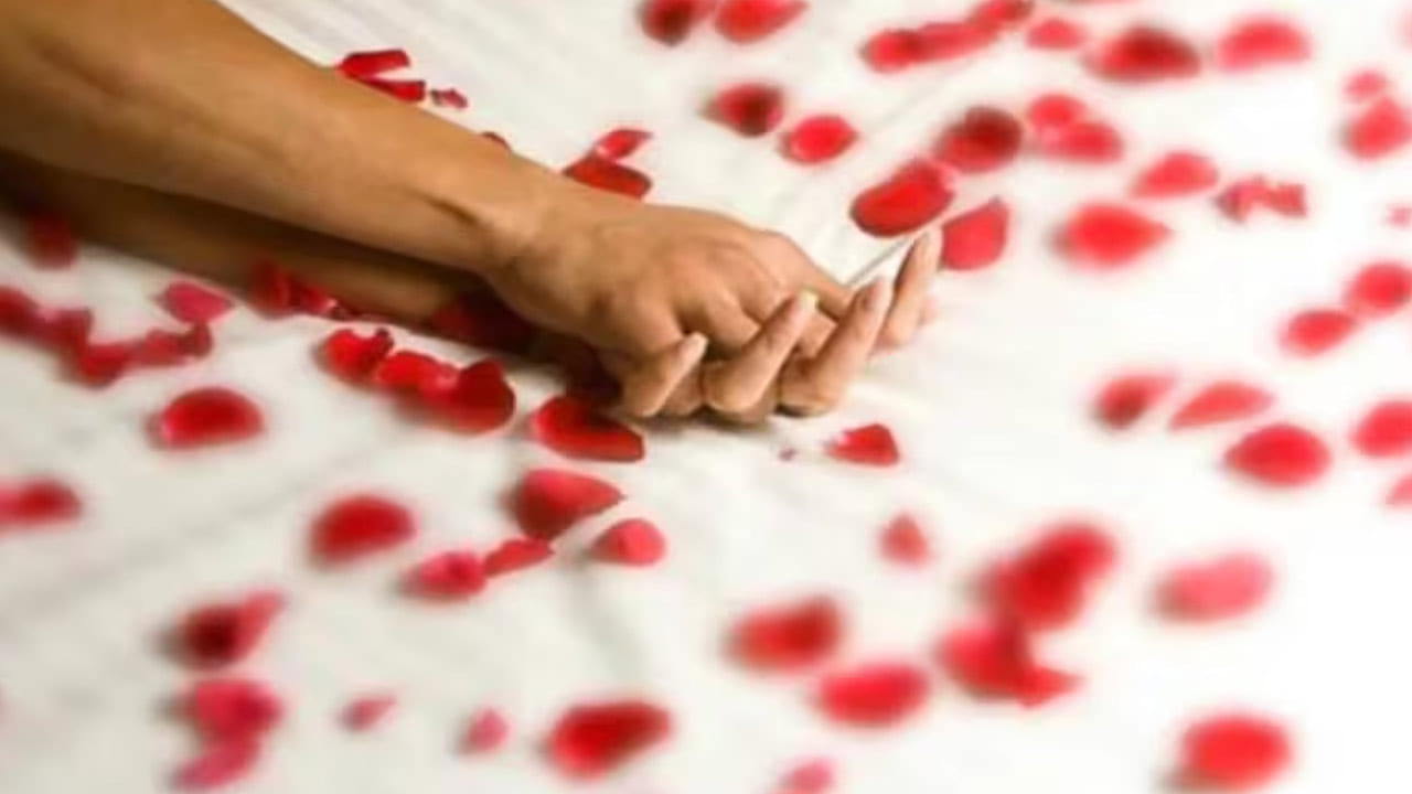 కొత్త జంట.. మొదటి రాత్రి సన్నిహితంగా ఉండటం కొంచెం కష్టమే. కానీ విసుగుచెందకూడదు. ఒకరితో ఒకరు మాట్లాడుకోవాలి. స్వేచ్ఛగా మాట్లాడుతూ.. ప్రేమగా ఉండాలి. ఫస్ట్ నైట్ మీ జీవిత గమనాన్ని సుఖమయం చేస్తుందనే విషయాన్ని గుర్తుంచుకోవాలి.