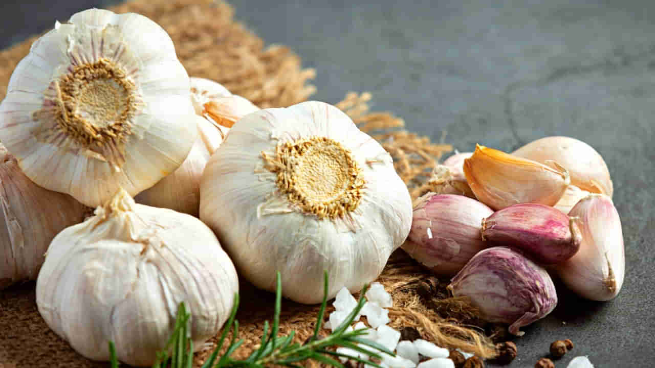 Garlic Benefits: వెల్లుల్లి ఉపయోగాలు తెలిస్తే షాక్ అవుతారు.. వారికి సంజీవని వంటిది..!