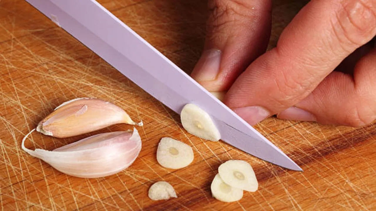 వెల్లుల్లి రెబ్బలను కత్తితో కట్ చేయండి. మిగిలిన వాటిని గోర్లు సహాయంతో తొలగించవచ్చు. అలాగే, కత్తితో రెండు ముక్కలుగా కట్ చేయాలి. మీరు పీల్స్‌ను కూడా సులభంగా తొక్కవచ్చు. అయితే వెల్లుల్లిని ఇలా తీస్తే చేతులకు వాసన పట్టేస్తుంది.