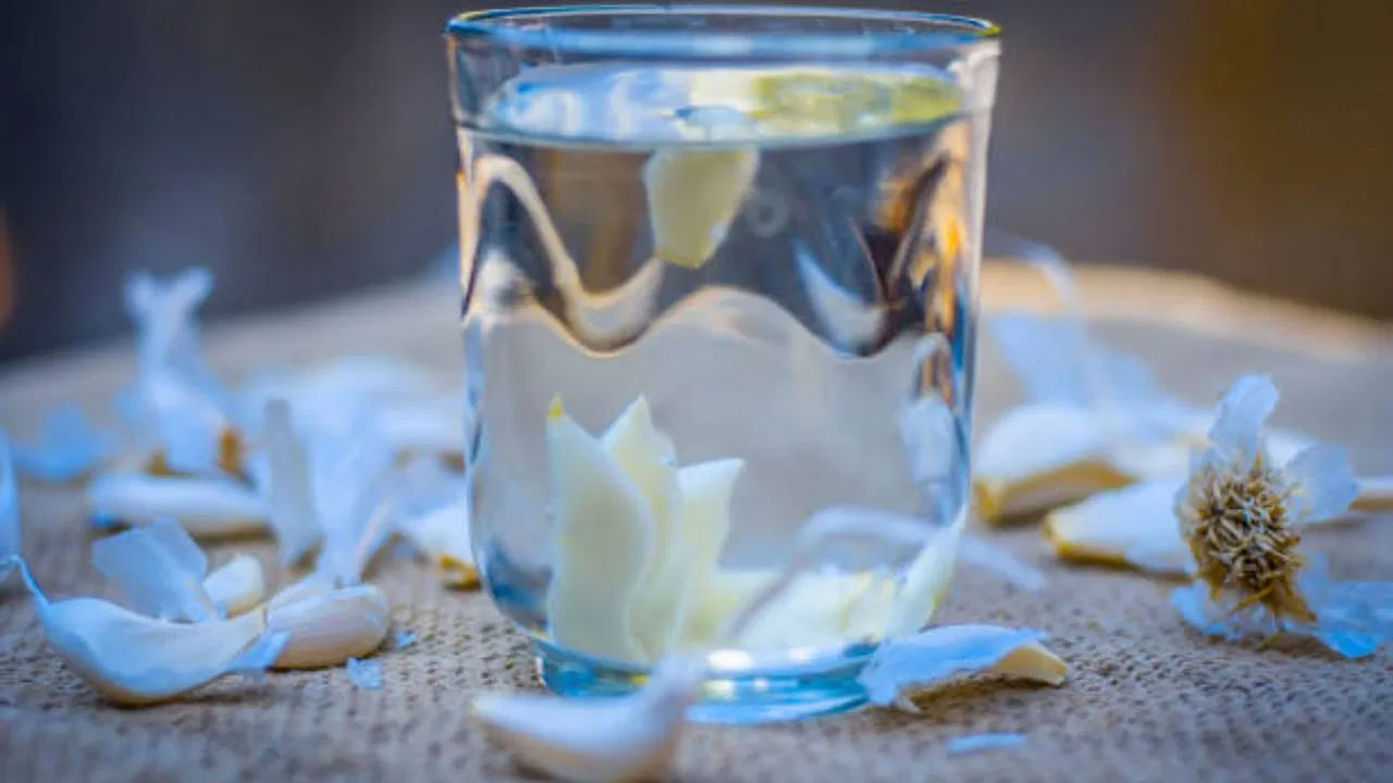 మొదట, వెల్లుల్లిని కొనుగోలు చేసేటప్పుడు గుర్తుంచుకోవలసిన కొన్ని విషయాలు ఉన్నాయి. కొంచెం పెద్ద సైజు వెల్లుల్లిని కొనండి. ఇది పొట్టు తీయడం సులభంగా ఉంటుంది. చిన్న వెల్లుల్లిని తీయడం కొంత ఇబ్బందిగా ఉంటుంది. అలాగే, వెల్లుల్లి పొడిగా ఉండేలా చెక్ చేసుకోండి. తాజా వెల్లుల్లిని కొనండి.