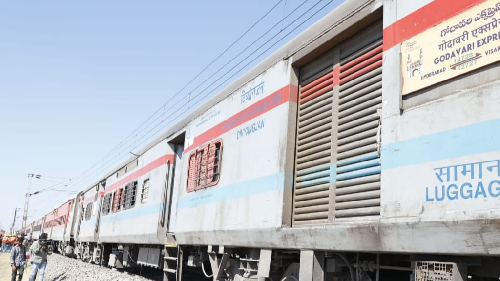 Godavari Express: రైల్వే ట్రాక్ పునురుద్ధరణ.. బీబీనగర్ - ఘట్కేసర్ మార్గంలో వెళ్లిన మొట్టమొదటి రైలు అదే..